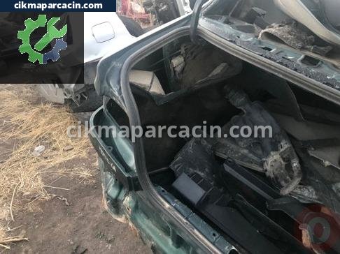 Toyota Avensis Sol Arka Çamurluk çıkma parça