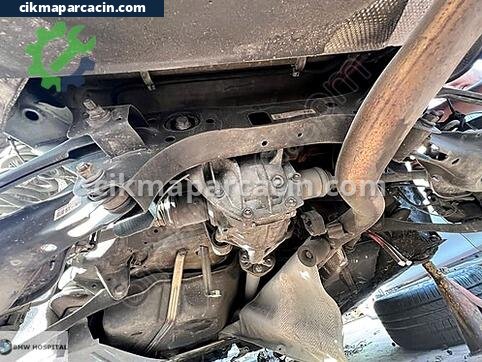 BMW 3 Serisi Arka Travers çıkma parça
