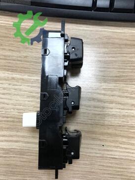 Hyundai Accent Cam Açma Düğmesi 93570-1E110 çıkma parça