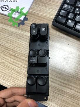 Hyundai Accent Cam Açma Düğmesi 93570-1R210 çıkma parça