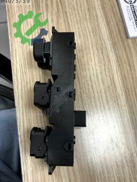 Hyundai Accent Cam Açma Düğmesi 93570-1R210 çıkma parça