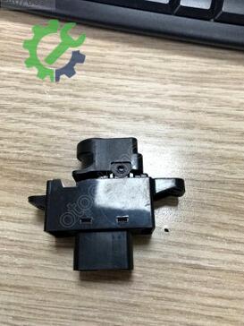 Hyundai Accent Cam Açma Düğmesi 93580-1R000 çıkma parça