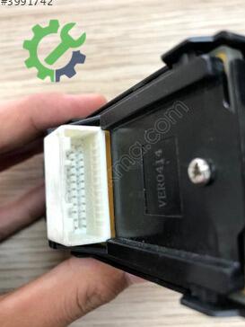 Toyota Corolla Cam Açma Düğmesi 84820-0F040 çıkma parça
