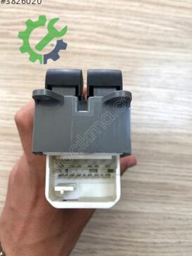 Toyota Corolla Cam Açma Düğmesi 84820-12520 çıkma parça