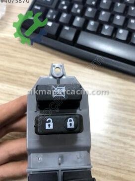 Toyota Corolla Cam Düğmesi 84820-02230 çıkma parça