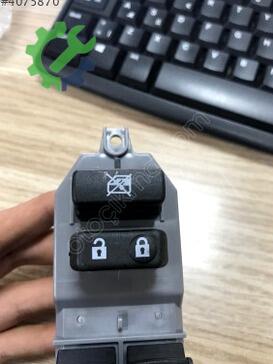 Toyota Corolla Cam Açma Düğmesi 84820-02230 çıkma parça