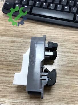 Toyota Corolla Cam Açma Düğmesi 84820-02230 çıkma parça