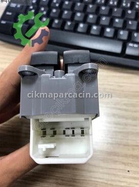 Toyota Corolla Cam Düğmesi 84820-02230 çıkma parça