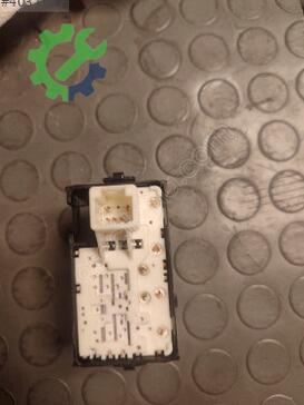 Toyota Corolla Cam Açma Düğmesi 84810-02140 çıkma parça