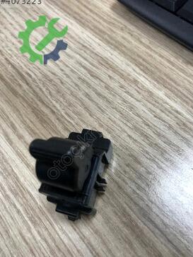 Toyota Carina Cam Açma Düğmesi 84810-95D00 çıkma parça