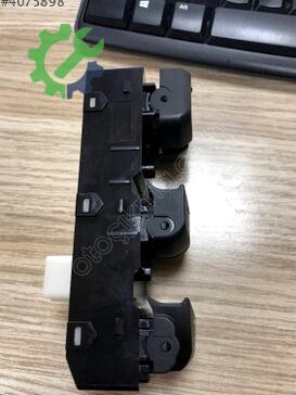 Hyundai Elantra Cam Açma Düğmesi 93570-3X330 çıkma parça