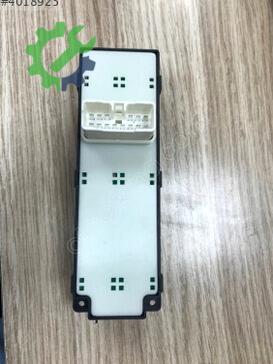 Hyundai i20 Cam Açma Düğmesi 93570-1J100 çıkma parça