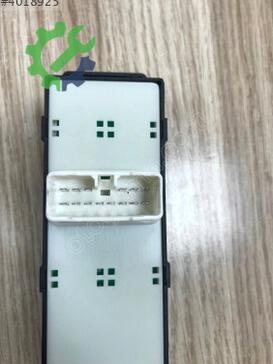 Hyundai i20 Cam Açma Düğmesi 93570-1J100 çıkma parça