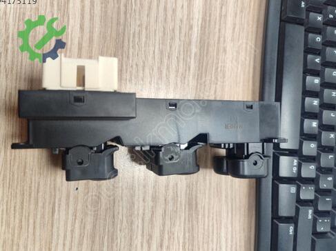 Hyundai i30 Cam Açma Düğmesi 93570-2L000 çıkma parça