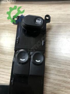 Hyundai i30 Cam Açma Düğmesi 93570-2L000 çıkma parça