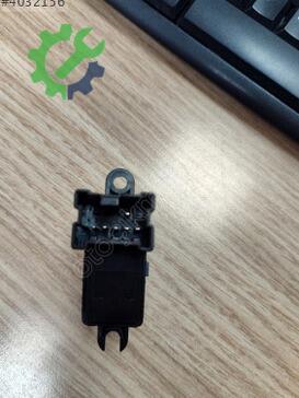 Nissan Navara Cam Açma Düğmesi 25411-EA03A çıkma parça