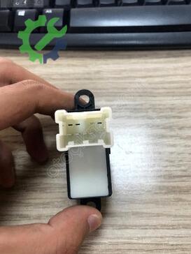 Nissan Navara Cam Açma Düğmesi 25411-4JA0A çıkma parça