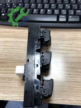 Hyundai Tucson Cam Açma Düğmesi 93570-2E200 çıkma parça