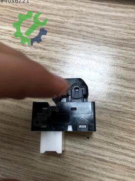 Hyundai Elantra Cam Düğmesi 93575-3X000 çıkma parça