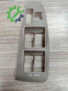 ÇERCEVE DÜĞME CAM AVENSIS 03-06 ÖN SOL (BEJ)