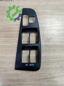 ÇERCEVE DÜĞME CAM AVENSIS 03-06 ÖN SOL (SİYAH)