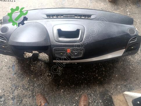 Renault Fluence Göğüs çıkma parça
