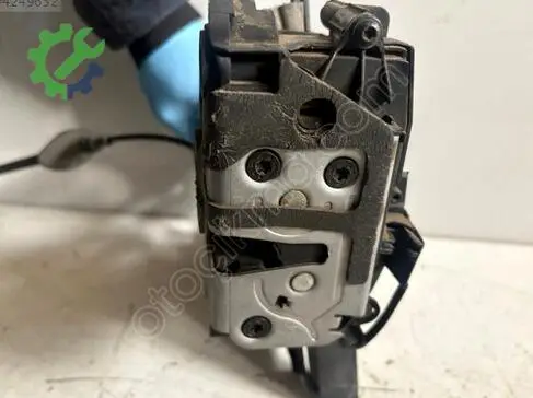 Ford Fiesta Sağ Arka Kapı Kilidi çıkma parça