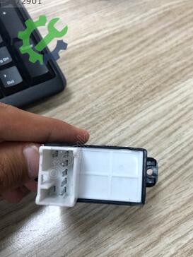 Hyundai Accent Cam Açma Düğmesi 93580-1E000 çıkma parça