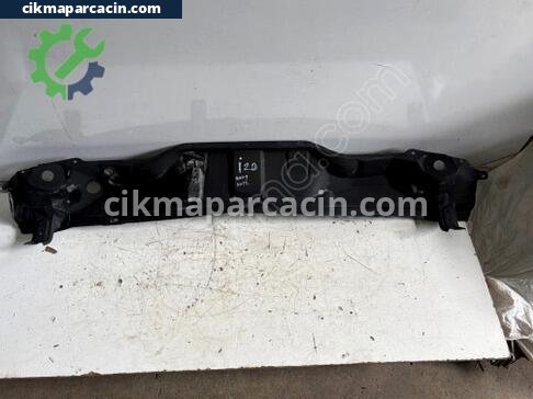 Hyundai i20 Ön Cam Izgarası çıkma parça