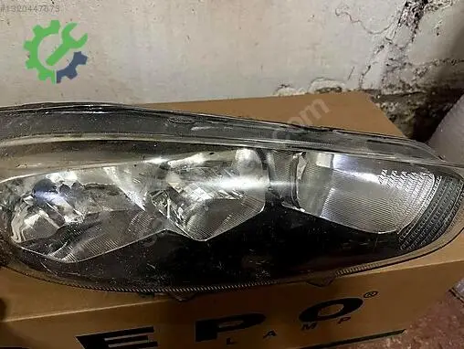 Ford Fiesta Sağ Ön Far çıkma parça