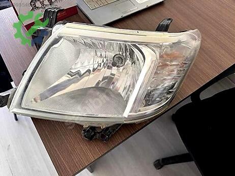 Toyota Hilux Sol Ön Far çıkma parça