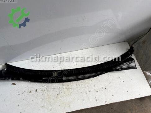 Mazda 323 Ön Cam Izgarası çıkma parça