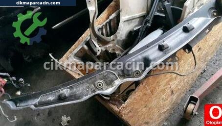 Mercedes-Benz C Serisi Ön Cam Izgarası çıkma parça