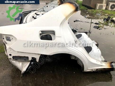 Mercedes-Benz E Serisi Sağ Arka Çamurluk çıkma parça