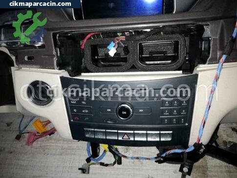 Mercedes-Benz E Serisi Teyp çıkma parça
