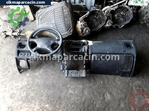 Mitsubishi Carisma Torpido çıkma parça