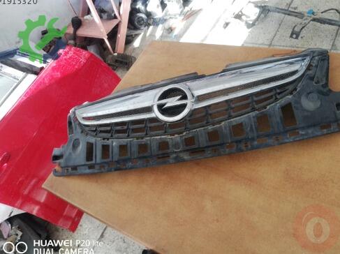 Opel Corsa Ön Panjur çıkma parça