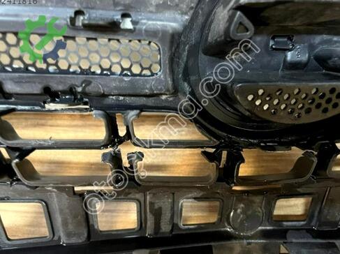Opel Corsa Ön Panjur 1320180 çıkma parça
