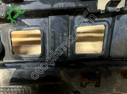 Opel Corsa Ön Panjur 1320180 çıkma parça