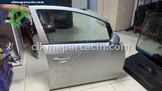 Opel Corsa Sağ Ön Kapı çıkma parça