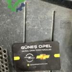 Opel Vectra Orijinal Çıkma Ön Cam Izgarası 90464416