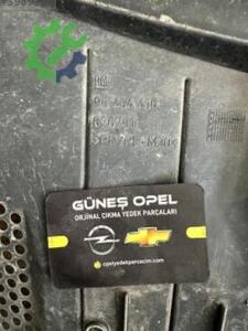 Opel Vectra Orijinal Çıkma Ön Cam Izgarası 90464416