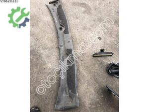 Orijinal Renault Megane 3 Ön Cam Izgarası – Temiz ve Çık