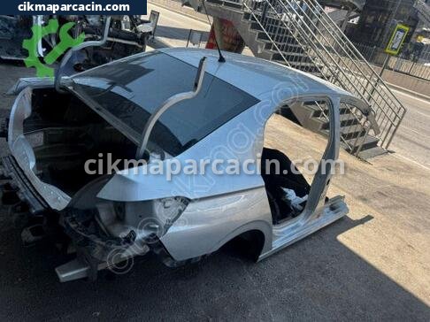 Peugeot 301 Sağ Ön Çamurluk çıkma parça