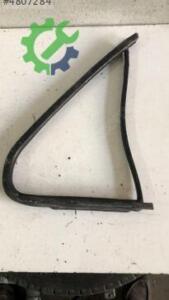 PEUGEOT 306 SOL ARKA KAPI ÜÇGEN CAM ÇERÇEVE LASTİĞİ