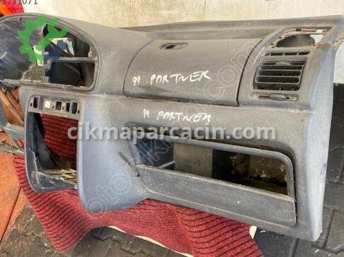 Peugeot Partner Torpido çıkma parça