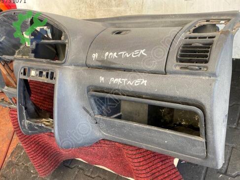 Peugeot Partner Torpido çıkma parça