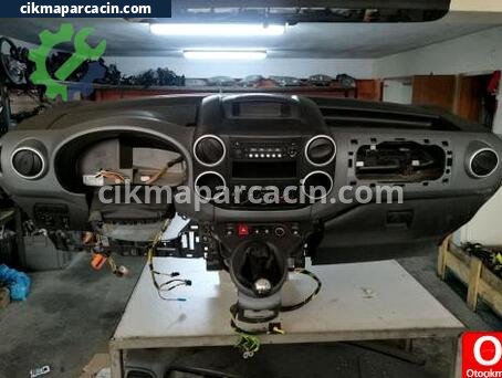 Peugeot Partner Torpido çıkma parça