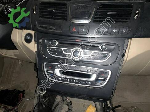 Renault Latitude Teyp çıkma parça