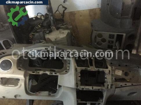Renault Symbol Torpido çıkma parça